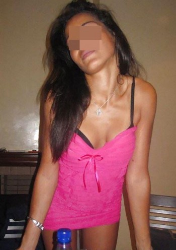Belle femme arabe à Bordeaux qui aime la fellation