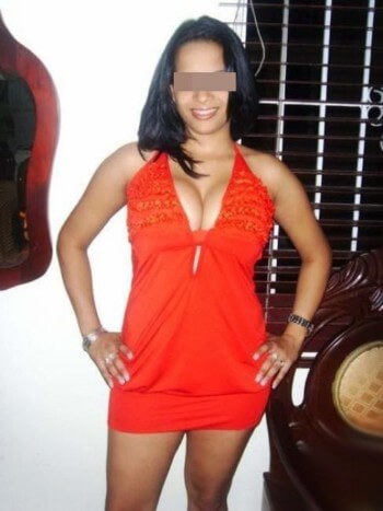 Jolie fille arabe sur Bron appréciant la baise gratuite