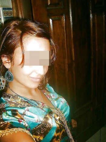 Femme arabe coquine sur Sarcelles appréciant la fellation sans préservatif