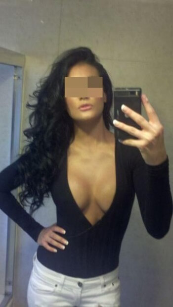 Belle femme arabe aimant la fellation nature